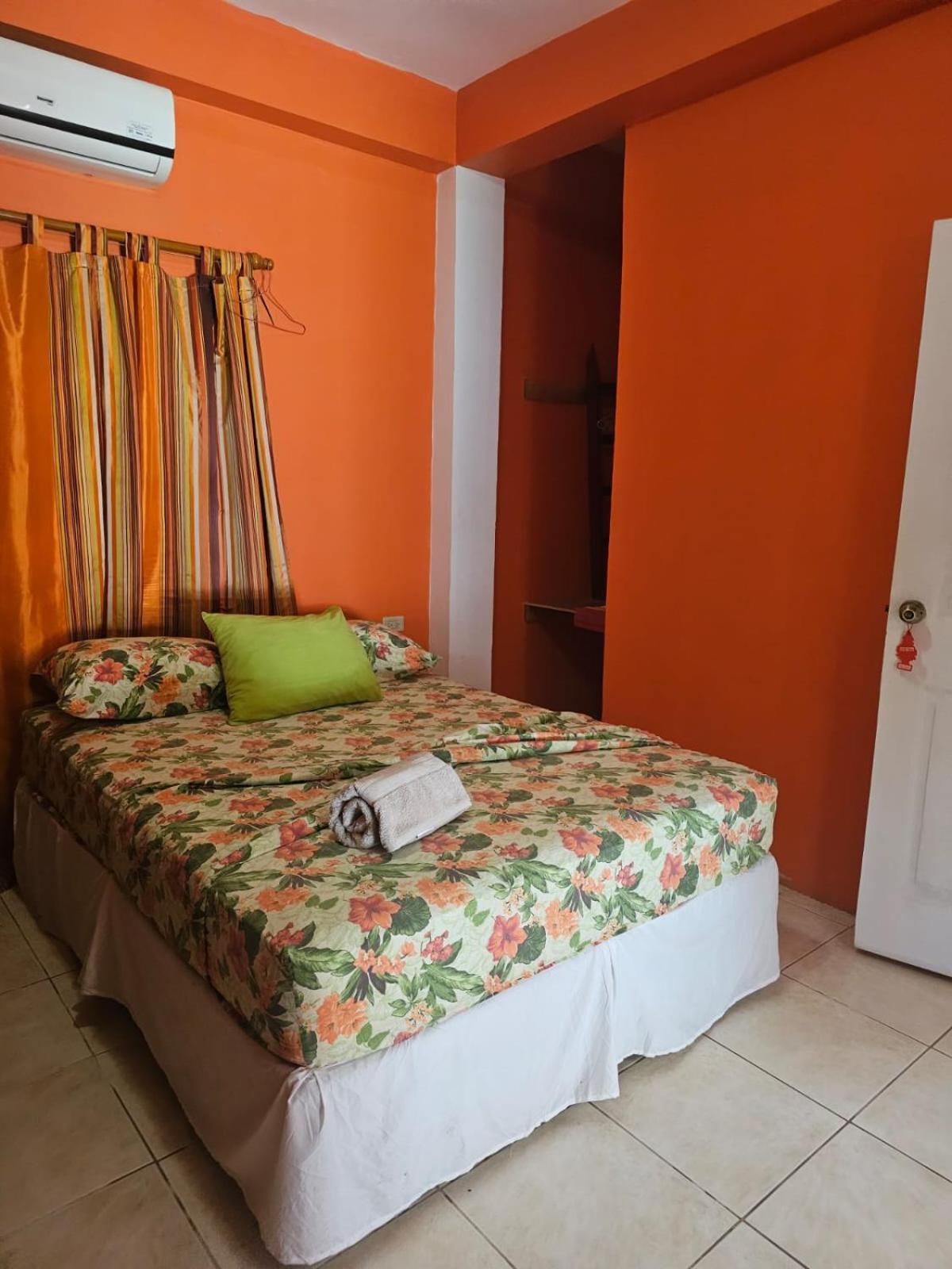 Fish Tobago Guesthouse Or Joy And Brandon Guesthouse Buccoo Pokój zdjęcie